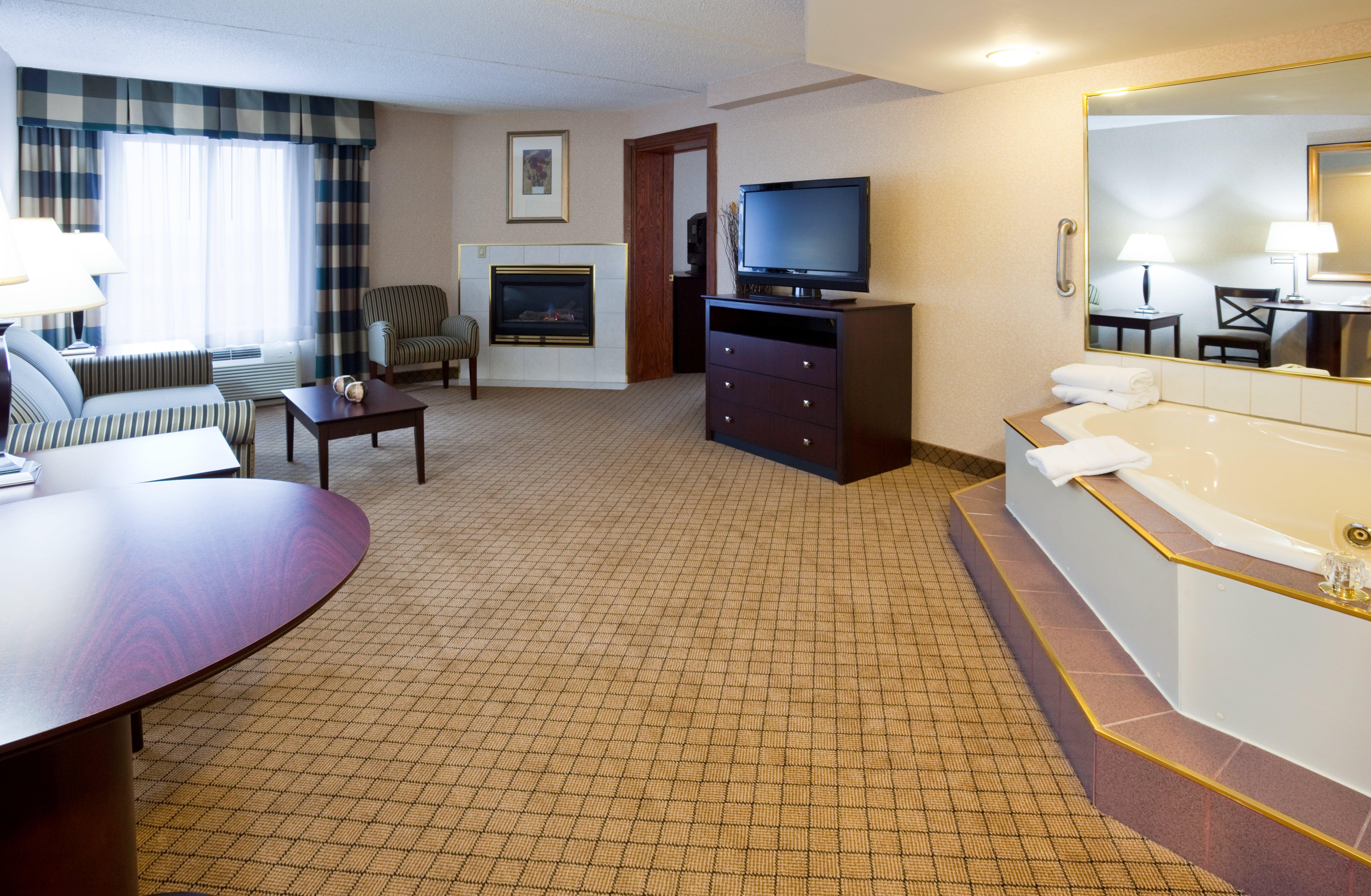 Holiday Inn & Suites Wausau-Rothschild By Ihg Exterior photo